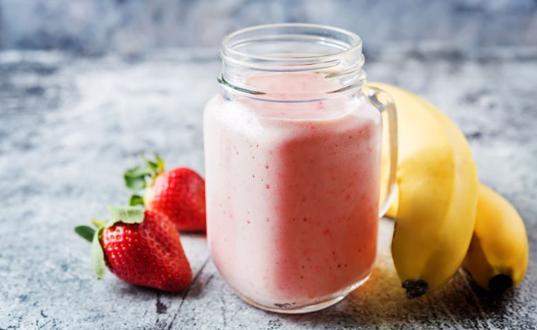 breakfast shake with banana and berries