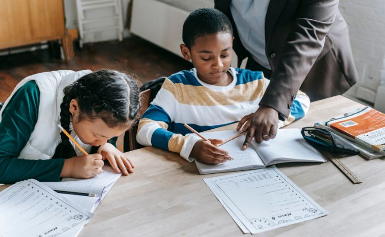 kids studying in a class with a tutor